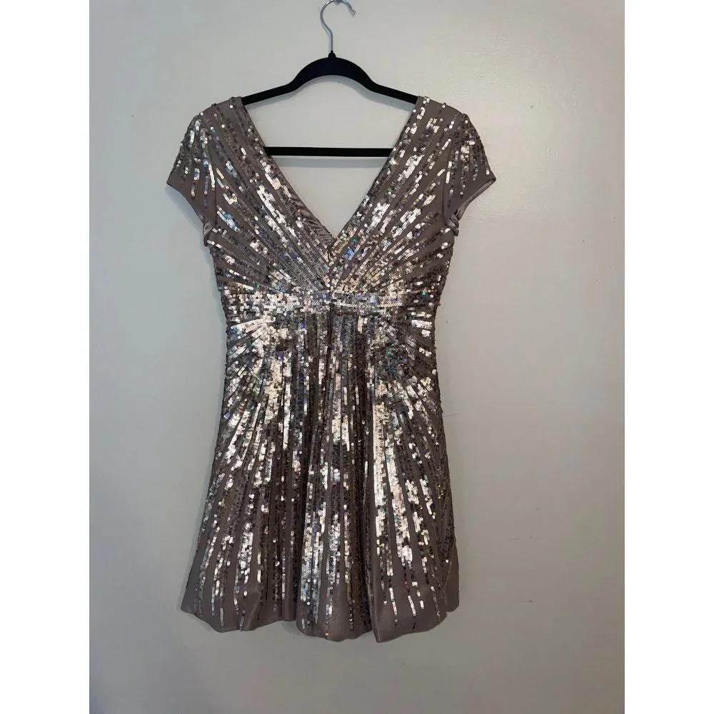 JOVANi Cap Sleeve V-neck Mini Gold Iridescent Sequins Size 4 party new year prom - Picture 4 of 9